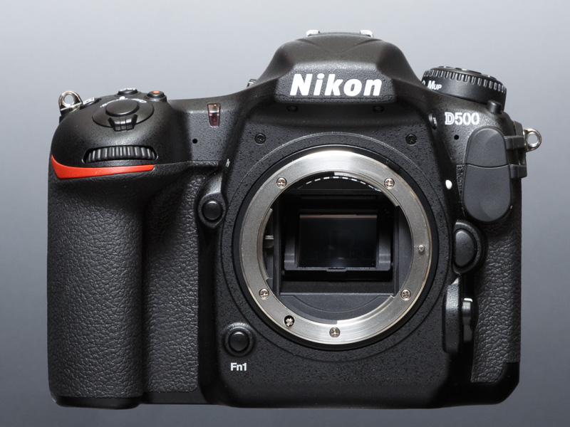 防塵防滴に対応した高品位なボディ。向かって右側の端子カバー内には、シンクロ端子と10ピン端子を装備。マウント部の左には、カスタマイズ可能なPvボタンとFn1ボタンがある