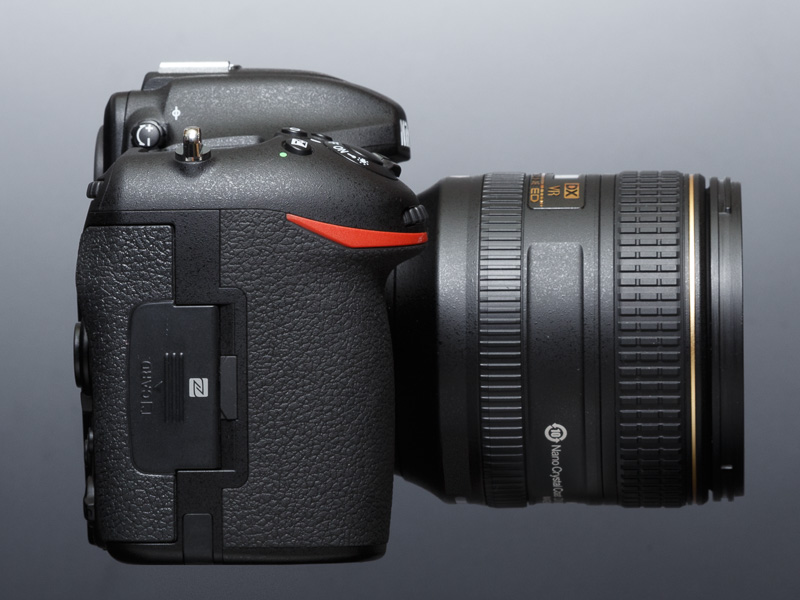 右側面には、NFCのNマークとメモリーカードカバーを備える。カバーの開閉はややゆるめ。グリップ部にはラバーが張られ、その手触りは心地いい