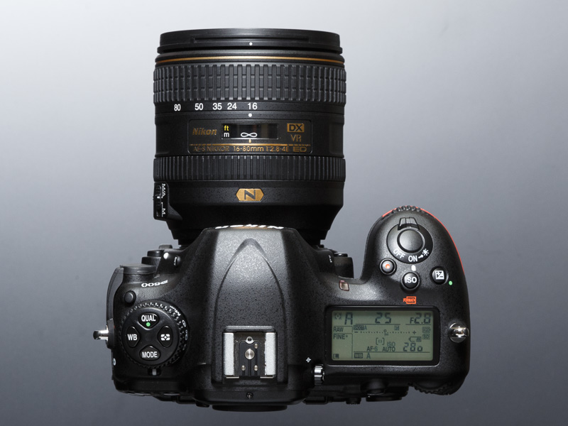 下位モデルとは異なりモードダイヤルはなく、撮影モードの切り替えは左肩のモードボタン+ダイヤル操作で行う。モードボタンとISOボタンの位置は、これまでの製品とは逆になる