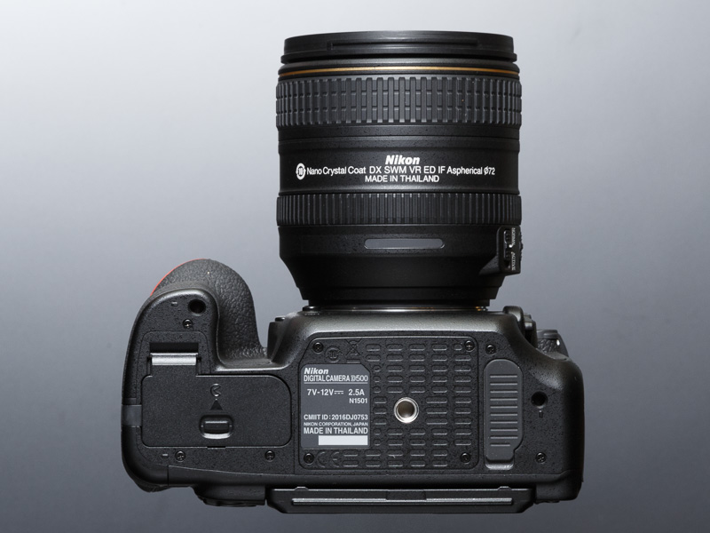 底面には、バッテリー室や三脚ネジ穴のほか、オプションのバッテリーグリップ「MB-D17」用の接点カバーがある