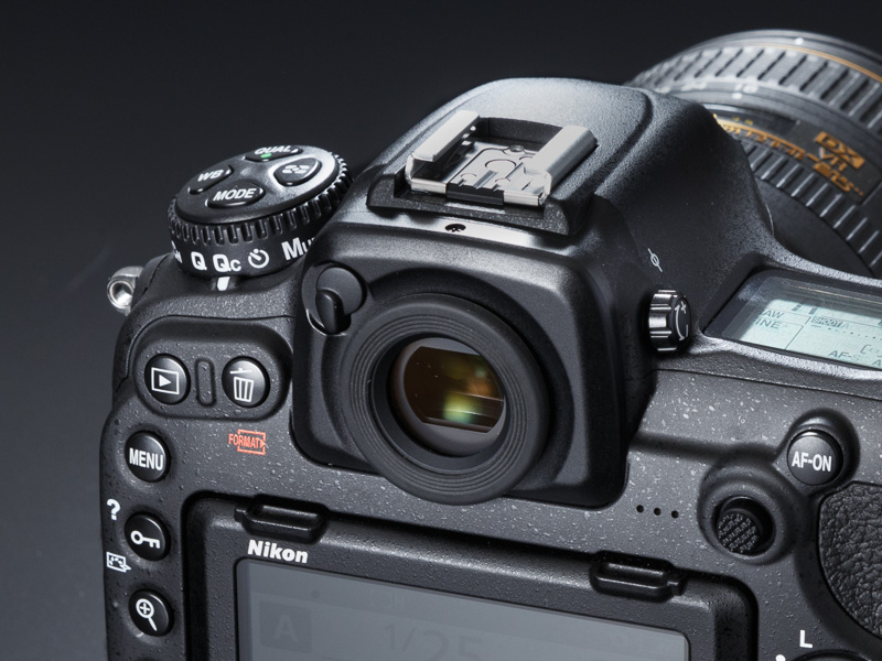 D5と同じく接眼部は丸窓で、フッ素コートされた丸形アイピースを採用