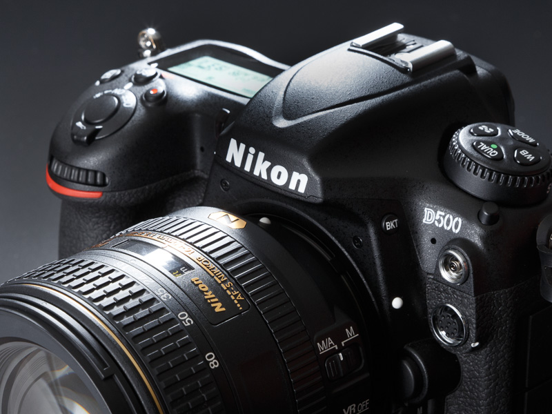 内蔵フラッシュは非搭載となり、その分、ペンタプリズム部の膨らみは抑えられている