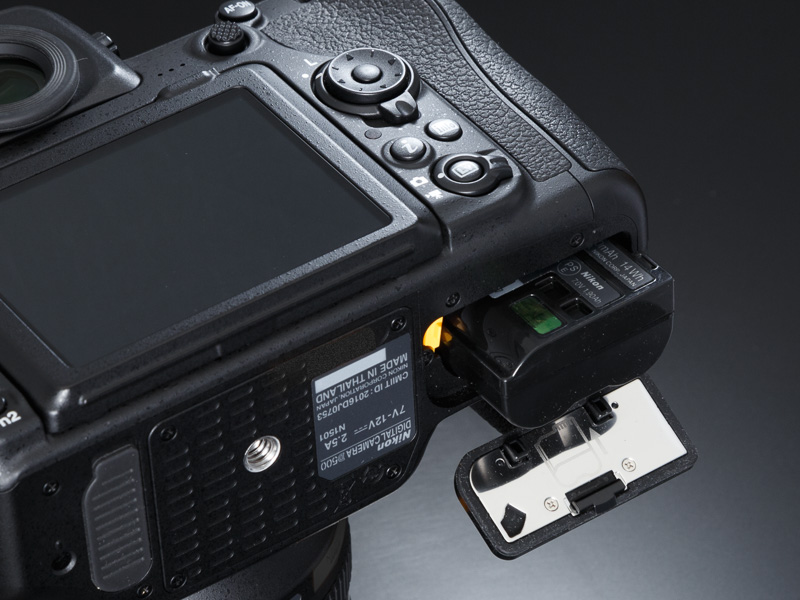 バッテリーにはD7200などと共通のリチウムイオン充電池「EN-EL15」を採用。撮影可能コマ数は約1,240コマとなる
