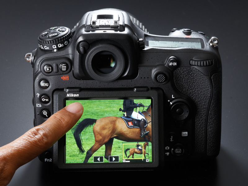 タッチパネルにも対応。再生時のコマ送りやズーム操作が直感的に行えるほか、タッチAFやタッチシャッターが利用できる