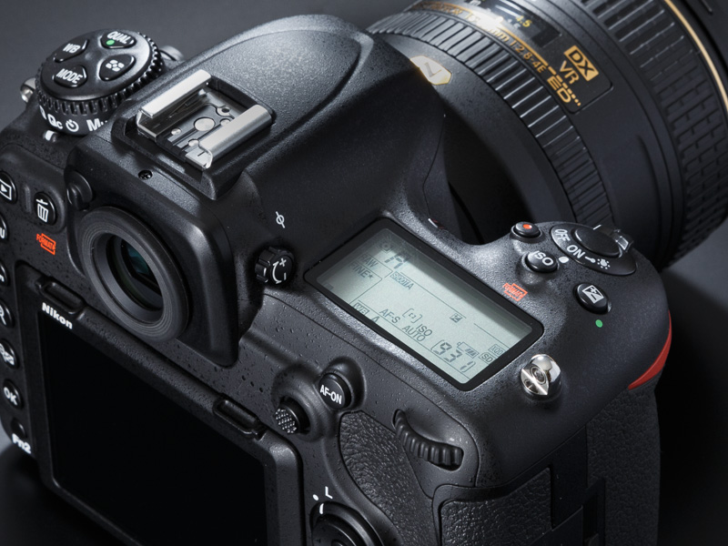 シャッターボタンのすぐ横に動画撮影ボタンを備える。前面にあるPvボタンやFnボタンに「露出補正」や「パワー絞り」を割り当て、動画撮影中に滑らかに露出や被写界深度を調整することも可能だ