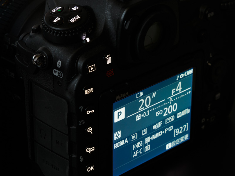 ボタンイルミネーション機能では、天面や背面のボタンが光り、薄暗い場所でも迷わず操作できる