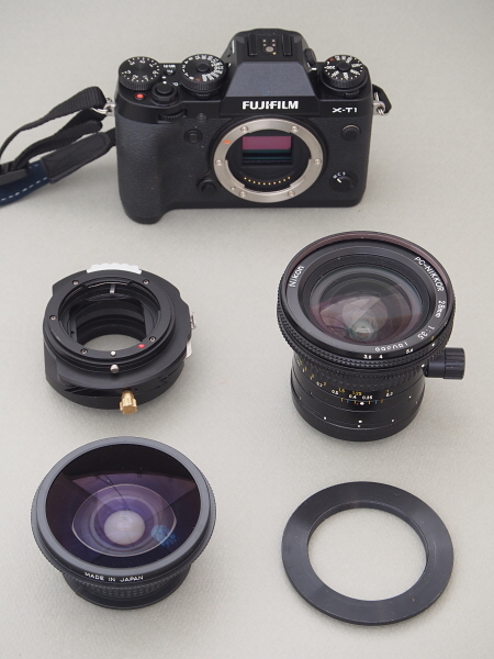 カメラはFUJIFILM X-T1を用意した。魚眼コンバーターをPC-Nikkor 28mmに装着するために、72mm→52mmステップダウンリング（右前）も用意した。