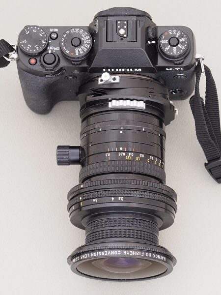 カメラにアダプターとレンズを装着すると、このようになる。