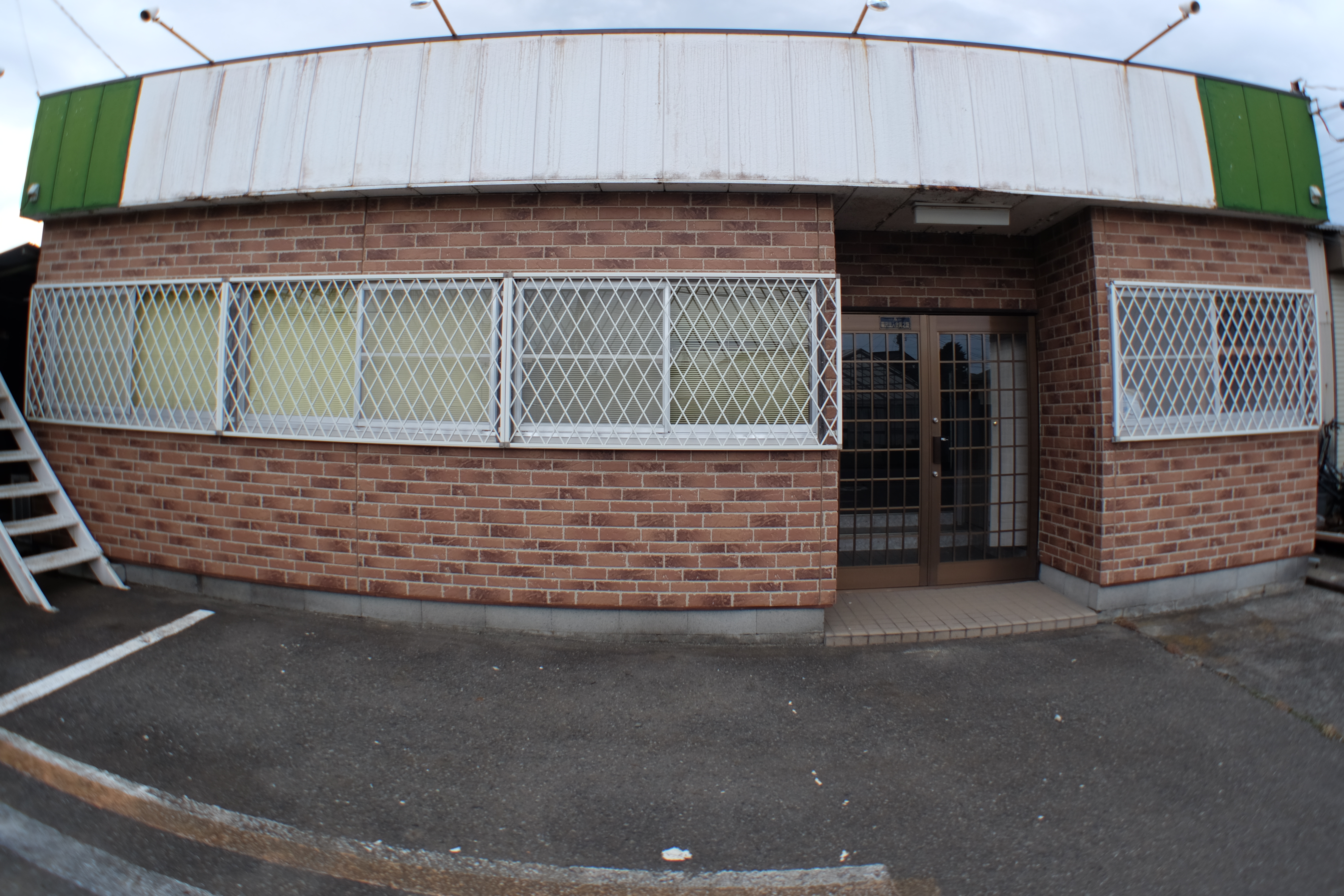 テスト撮影はカメラを三脚に固定し、絞りF5.6に固定して行っている。まずはPC-Nikkor 28mm F3.5に魚眼コンバーターHDP-2800ESを装着したティルト無しの状態。中心部のピントは非常にシャープだが、周辺部は少しボケている。これは主に像面湾曲（画面中心と周辺部とでピント位置が異なる収差）によるもので、ティルト撮影時はあまり問題にならないと言える。