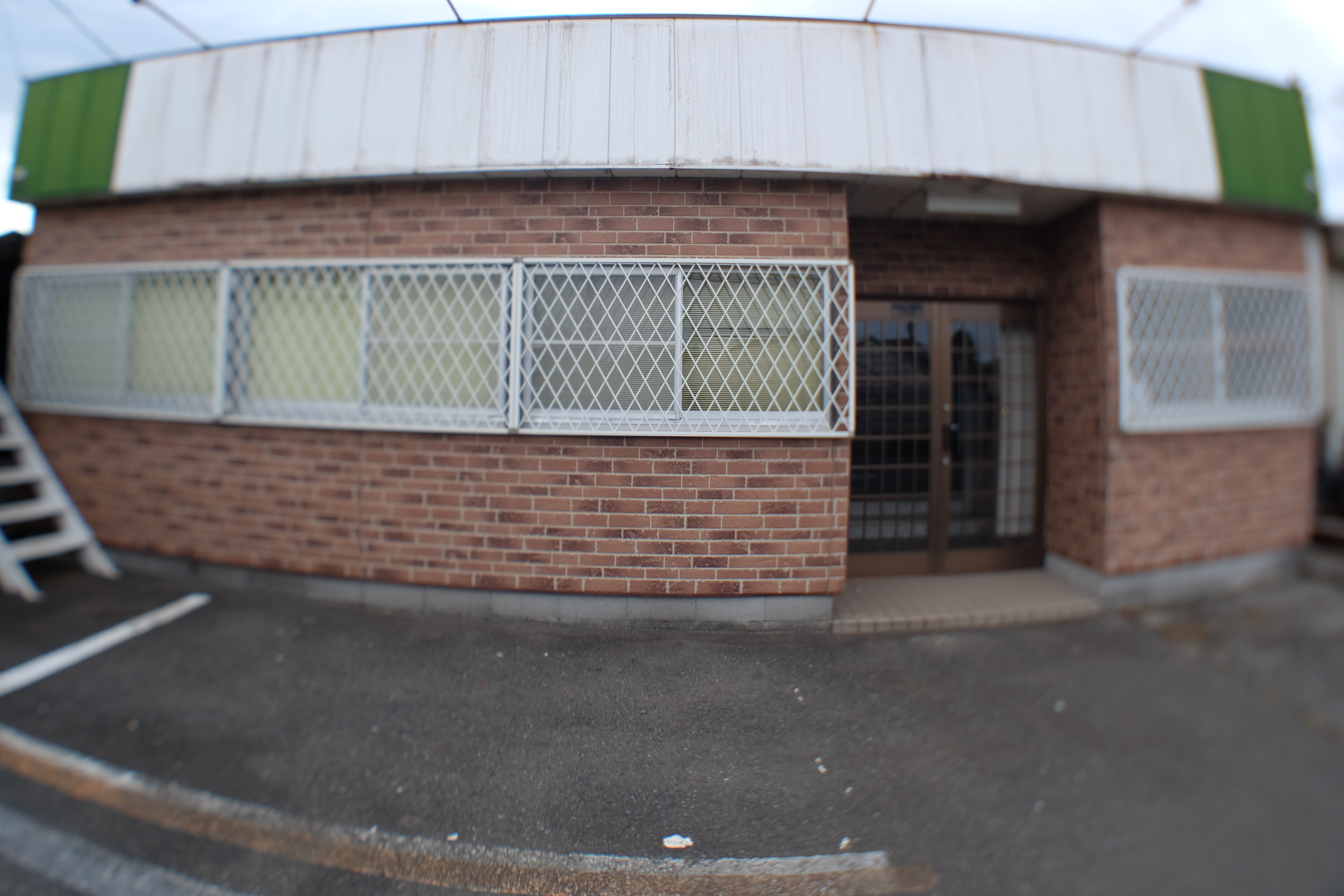 そこでPC-Nikkorのシフト機能を使って、レンズを6mm横にスライドさせ、これによってケラレを無くすことができた。