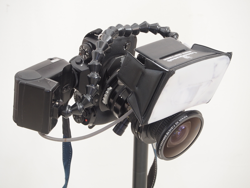 こちらは縦位置にセットしたところ。フレキシブルアームによって発光部が自在に動くので、どのように構えても自然な位置からストロボ照明ができる。