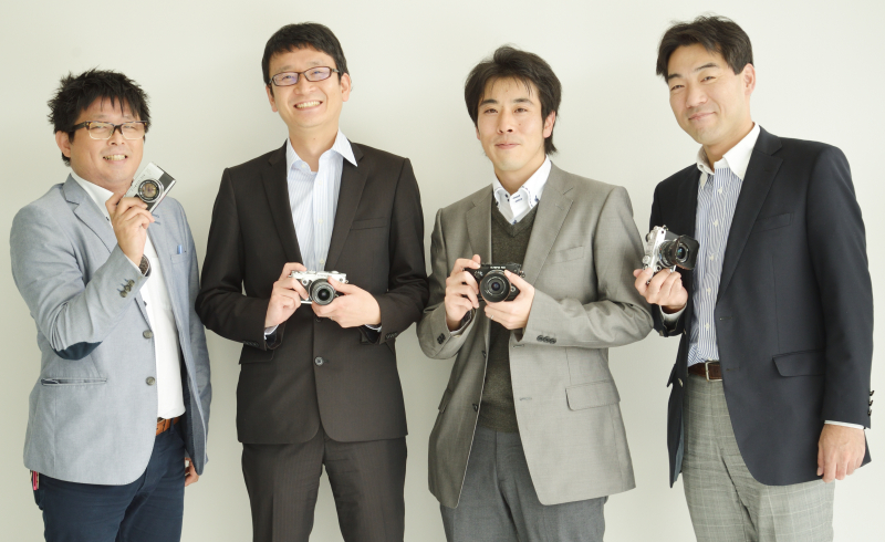 （写真左から）<br class="">野原剛氏<br class="">オリンパス株式会社 技術開発部門 画像システム開発本部 デザインセンター 企画グループ デザイナー<br class=""><br class="">青木真吾氏<br class="">オリンパス株式会社 技術開発部門 映像開発本部 映像商品企画部 商品企画1グループ<br class=""><br class="">味戸剛幸氏<br class="">オリンパス株式会社 技術開発部門 画像システム開発本部 画像システム開発2部 1グループ<br class=""><br class="">青田幸治氏<br class="">オリンパス株式会社 技術開発部門 画像システム開発本部 画像システム開発3部 1グループ