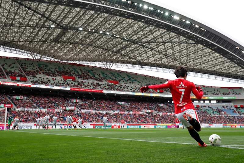 Jリーグ浦和対福岡の試合。コーナーキックの場面でゴール前に集中する選手を入れて、ボールの軌道を想像させるような広角レンズらしい構図でシャッターを切った。<br class=""><span class="fnt-85">キヤノン EOS-1D X Mark II / EF16-35mm F4L IS USM / 31mm / マニュアル露出（F4.5、1/800秒） / ISO 1000</span>