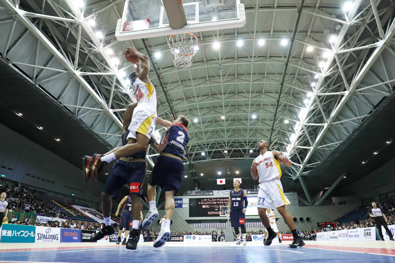 Bリーグ横浜対仙台の試合。コートギリギリにカメラを構えてローアングルで撮影。ダンクを狙ったジャンプの高さをうまく表現できた1枚。<br class=""><span class="fnt-85">キヤノン EOS-1D X Mark II / EF16-35mm F4L IS USM / 16mm / マニュアル露出（F4、1/1,250秒） / ISO 8000</span>