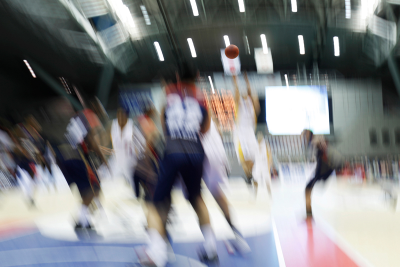 ボールだけに合わせて流し撮りをすると、選手たちは縦横それぞれにぶれて動きのある1枚に仕上がる。<br class=""><span class="fnt-85">キヤノン EOS-1D X Mark II / EF16-35mm F4L IS USM / 34mm / マニュアル露出（F4、1/20秒） / ISO 160</span>