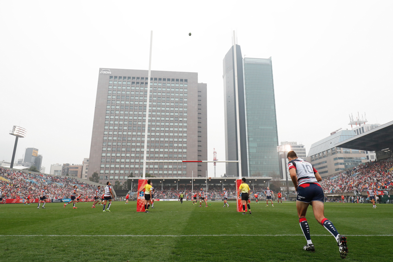 存在感のある大柄なラグビー選手一人が手前に写るだけで臨場感が生まれて迫力も増す。ボールも良い位置で写り、動きが見える写真となった。<br class=""><span class="fnt-85">キヤノン EOS-1D X Mark II / EF16-35mm F4L IS USM / 22mm / マニュアル露出（F5、1/1,600秒） / ISO 1000</span>