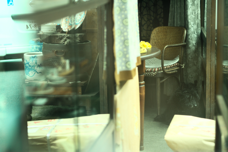 黒い犬の生活を、犬だけではなくその主人の暮らしも分かるように切り取った。後から見返しても、いまもその景色が続いているだろうと思えるような写真が撮りたい。<br class=""><span class="fnt-85">オリンパス PEN-F / M.ZUIKO DIGITAL 45mm F1.8 / 45mm（90mm相当） / 絞り優先AE（F1.8、1/320秒、-0.3EV） / ISO 200</span>