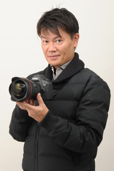 貫井勇志（ぬくい・ゆうじ）1964年生まれ。東京都出身。東京綜合写真専門学校を経たのち単身渡米し、ロサンゼルスを拠点に米国ファッション誌、スポーツ誌などに作品を提供。独創的な世界観が高く評価され、フォトグラファーとして幅広いジャンルで活躍する。帰国後、スチルとムービーを分け隔てなく手がける映像作家として活動を開始。2007年、株式会社CINEMAFORCE（シネマフォース）を設立、代表を務める。