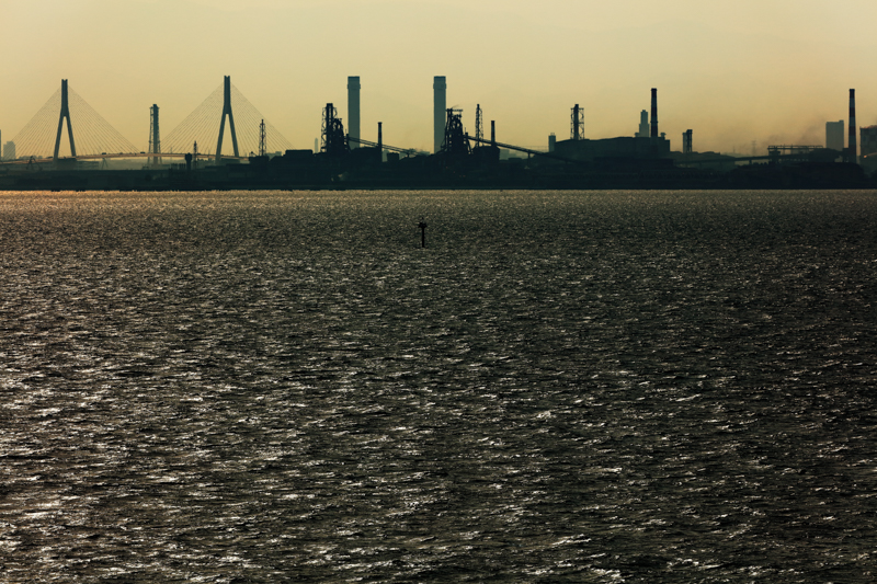 三分割の画面構成。ランダムな文様の海面と人工物が作り出す垂直線を対称的に表現。圧縮効果を陰影で生かしてフォルムを強調した<br><span class="fnt-85">キヤノン EOS 5Ds R / EF400mm F4 DO IS II USM / 400mm / マニュアル露出（F10、1/320秒） / ISO 100</span>