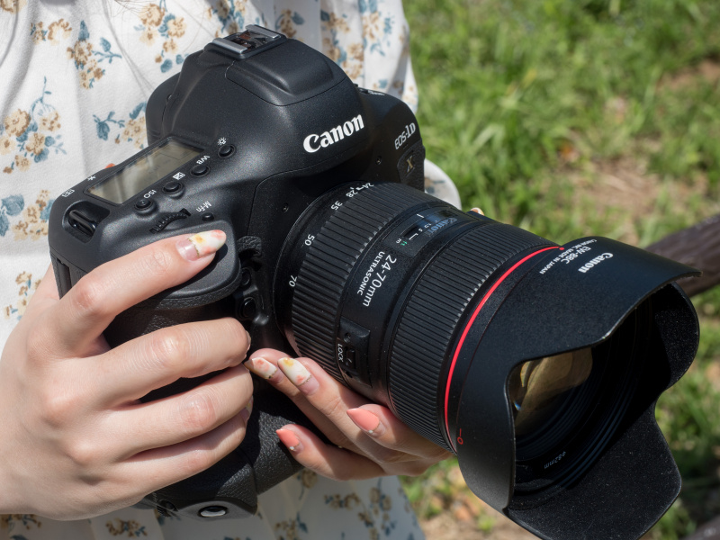 女性の手にはさすがに余る大きさだが、しっかりとホールドできるので意外と安定している。装着するレンズにもよるが重量の割にはバランスが良い。筆者の場合は長時間の使用でも重さを苦に感じることはなかった。