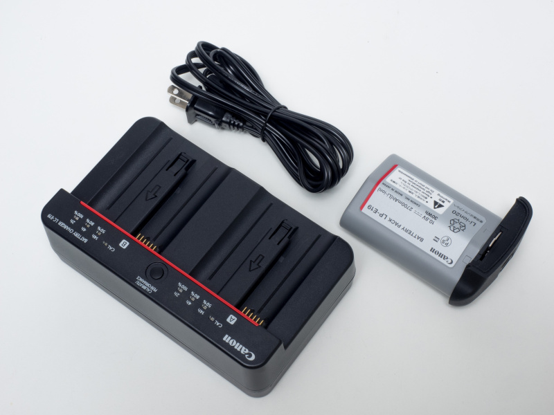 バッテリーチャージャーLC-E19はバッテリー2個を同時に充電できるタイプ。充電状態とおよその残り時間が確認できるランプを搭載。バッテリーの残存電気を放電させるキャリブレーション機能とバッテリーの劣化度を確認する機能も付いている。LP-E4N/LP-E4の充電もできる。