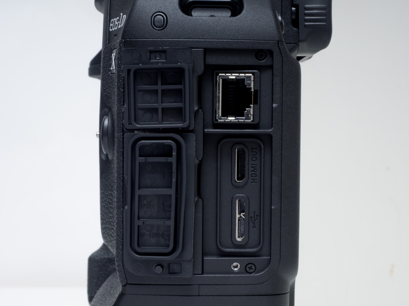 各種インターフェイス部。Ethernet用RJ-45端子（IEEE 802.3u）、HDMIミニ出力端子（タイプC）、USB3.0対応デジタル端子（SuperSpeed USB Micro B）