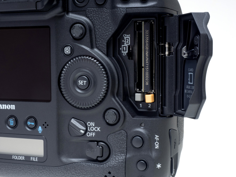 EOS-1D X Mark IIではCF（UDMAモード7対応）スロットに加え、高速書き込みが可能なCFast 2.0カードスロットを採用したデュアルスロットが搭載されている。それぞれのスロットには「標準」「自動切り換え」「振り分け」「同一書き込み」の画像書き込み設定が可能。なお、CFスロットとCFast 2.0スロットにはそれぞれ互換性がないので、CFを2枚またはCFast 2.0を2枚といった装着はできない。