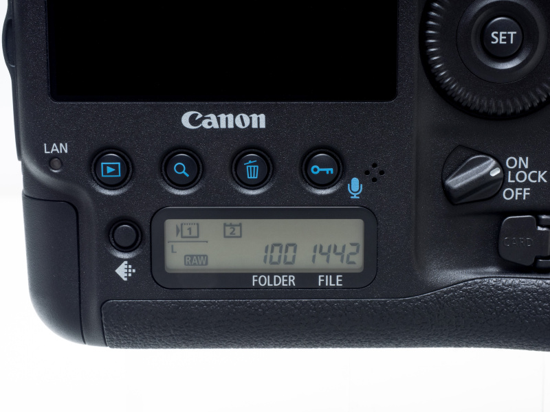 背面モニター下部のボタンおよび背面表示パネルはほとんど変わらず。カード/画像サイズ選択ボタンの位置が上がった。