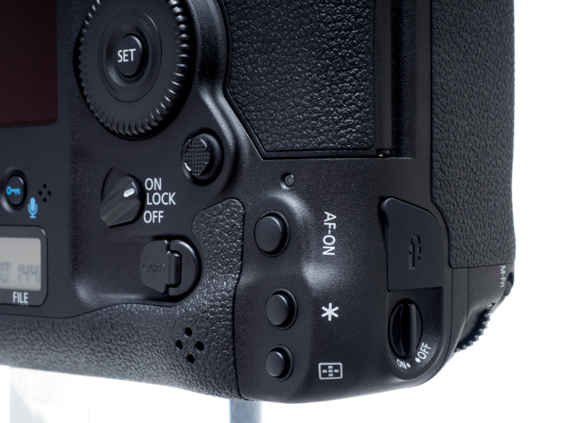 縦位置AFスタートボタン、縦位置AEロックボタン、縦位置AFフレーム選択ボタンの並びは同じだが、縦位置AFスタートボタンが少し離れた位置に配置された。これにより横位置の各ボタンの関係に近くなり、操作感の違いが少なくなった。