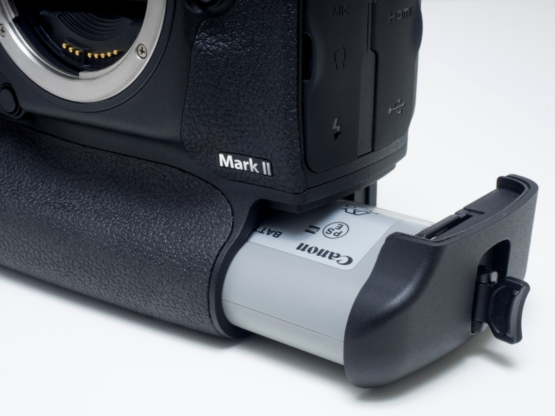 バッテリーはLP-E19が同梱。EOS-1D Xなどで使用していたLP-E4N/LP-E4とも互換性があり使用可能。