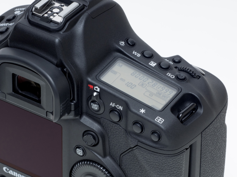 メイン/サブダイヤルとシャッターボタン、各機能ダイレクトボタンなどはEOS-1D Xのものを踏襲。機種を変更しても操作に戸惑わずに済む。ライブビュー撮影/動画ボタンがレバーでの静止画/動画の切り替え方式となっている。これでEOS 5D Mark IIIなどと共通する切り替え方式となった。またマルチコントローラーのスティック形状が変更されて、尖っていた形状から指の腹に密着するような平らな形状となった。