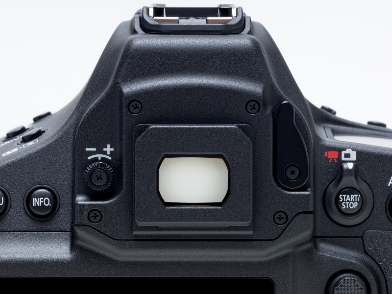 ファインダーアイカップを取り外すと視度調整ダイヤルとアイピースシャッターレバーが現れる。ファインダーからの外光を遮断するためのアイピースシャッターが搭載されているカメラは、現在キヤノンではEOS-1Dクラスのみだ。