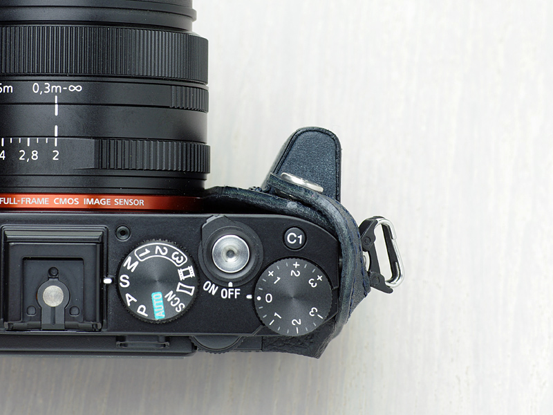 厚みが薄いグリップを開き気味の角度で備えた