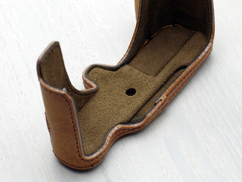 背面モニター下端がケース底面に干渉しないように溝がある