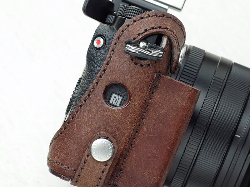 NFC通信を妨げないように、送信機の部分がくり抜かれている