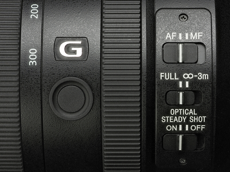 側面にはAF/MF切り換え、フォーカスリミットスイッチ、手ブレ補正のON/OFFと、レンズFnボタンが装備されている。手ブレ補正のMODE1/2切り換えスイッチはない