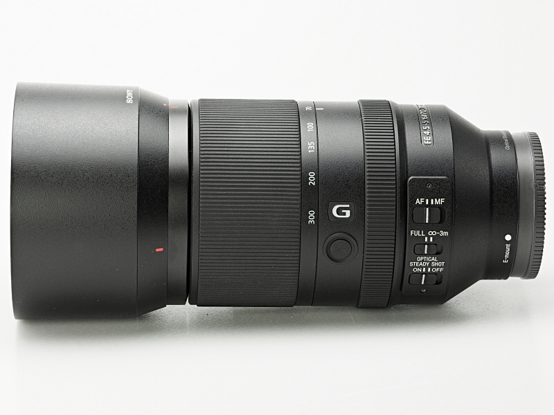 フードはエンジニアプラスチック素材の丸形フードで、逆付け収納も可能。FE70-200mm F4 G OSSのフードとは違い、内側に植毛処理は施されていないのは残念