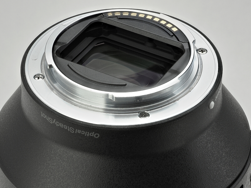 マウント面ギリギリの位置に後玉が配置されていて、ショートフランジバックを活かしたミラーレスに最適化された設計と思われる