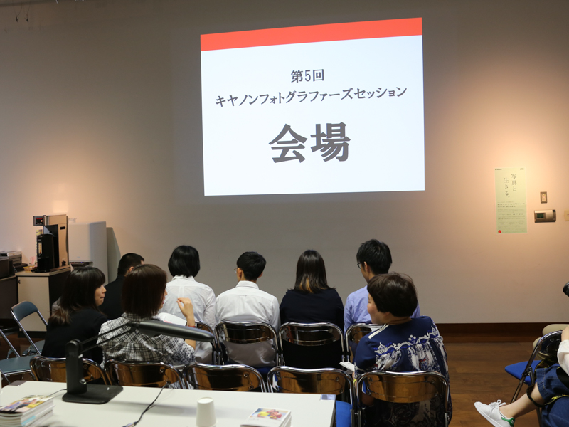 選考前の会場の様子。ファイナリストが自分のプレゼンの順番を待っている