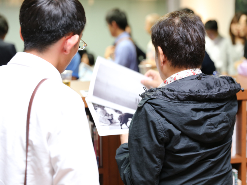 閉会後の懇親会では、お世話になった講師に新作のポートフォリオレビューをお願いする参加者の姿もあった