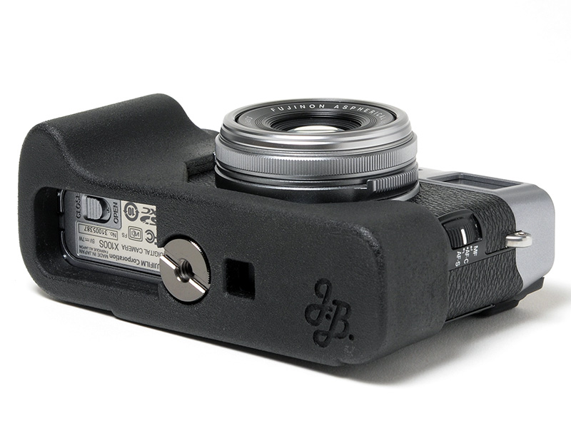 ケースを装着したままバッテリーの出し入れが可能