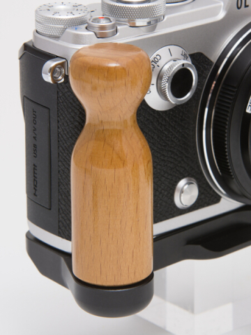 デジカメアイテム丼：丸形の木製グリップでホールド感をアップ