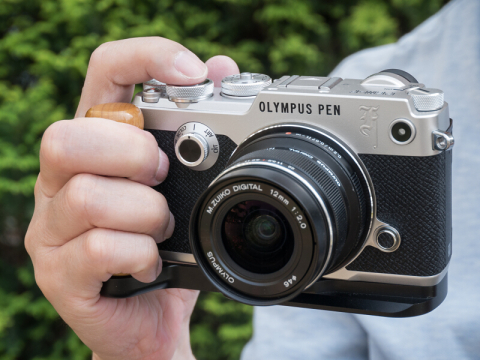 デジカメアイテム丼：丸形の木製グリップでホールド感をアップ