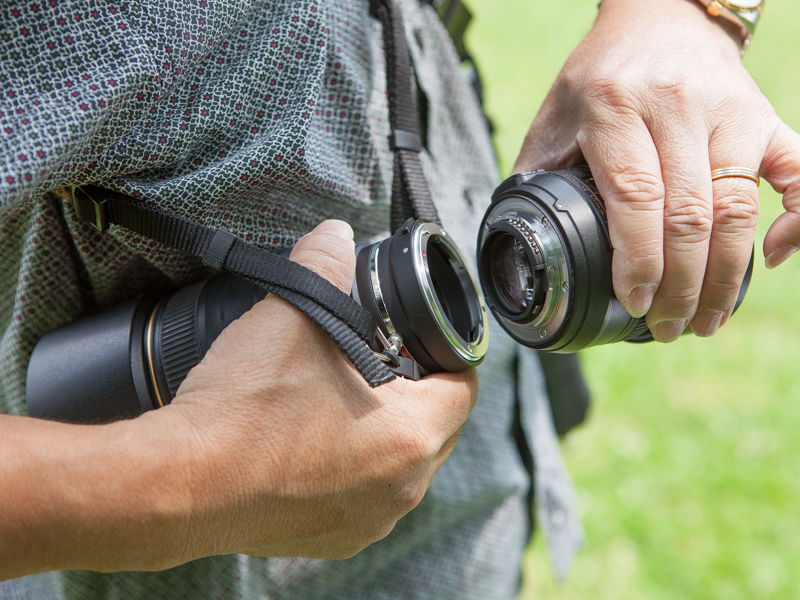 カメラから外したレンズをホルダーに付ける