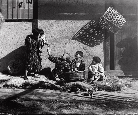 『江成常夫写真展　昭和史のかたち』、2011年。 Amazon.co.jp: 【展覧会図録】江成常夫写真展 昭和史のかたち