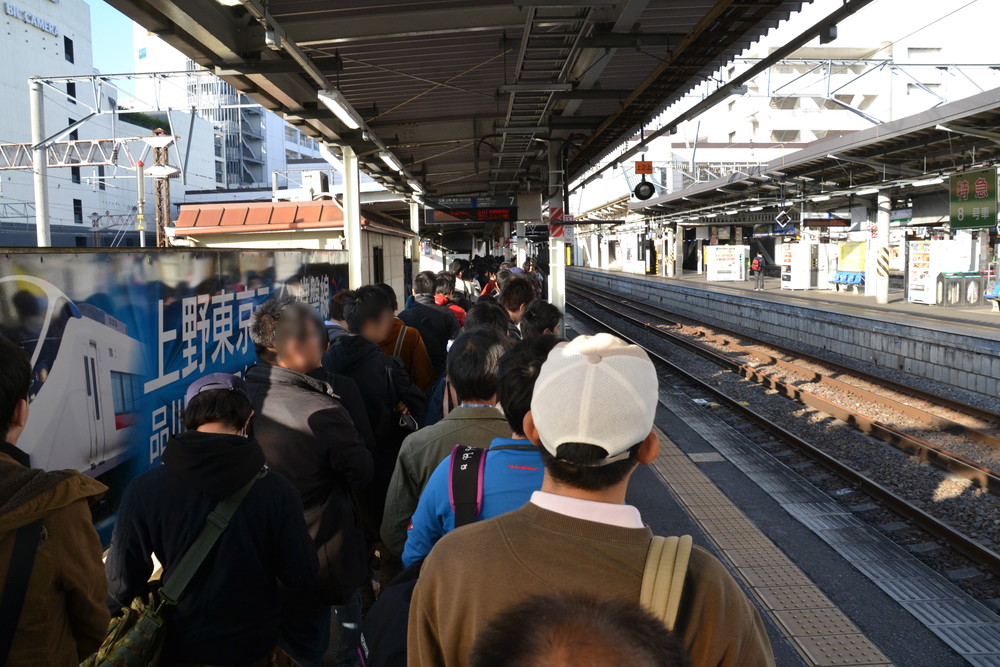 大洗行きの列車を待つ行列。さすがは「大洗あんこう祭」