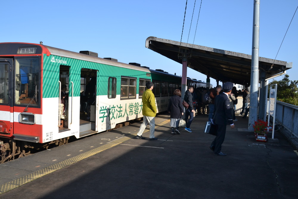 大洗駅に到着。ホームも列車もすでに聖地である