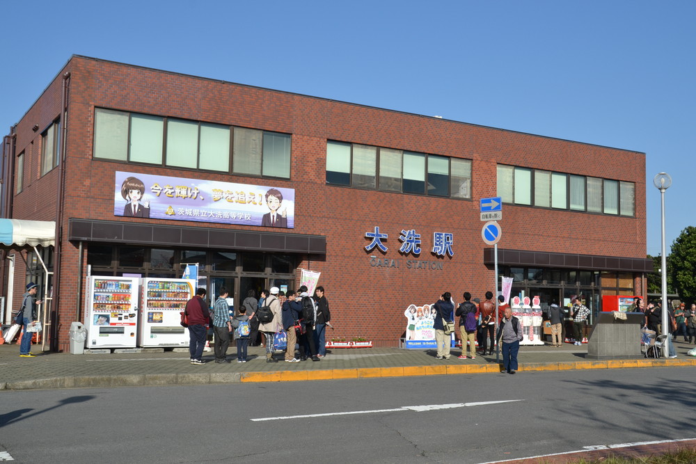 改札を出たらそこも聖地。案内所も外も「ガルパン」だらけの大歓迎ぶり