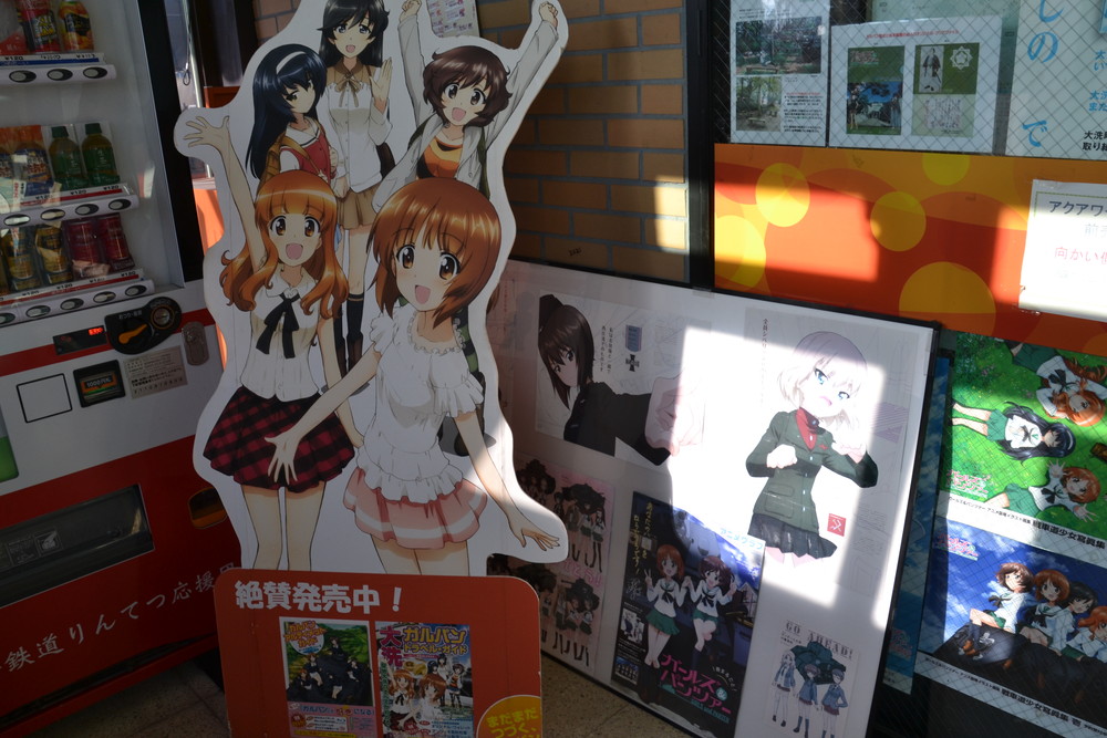 改札を出たらそこも聖地。案内所も外も「ガルパン」だらけの大歓迎ぶり