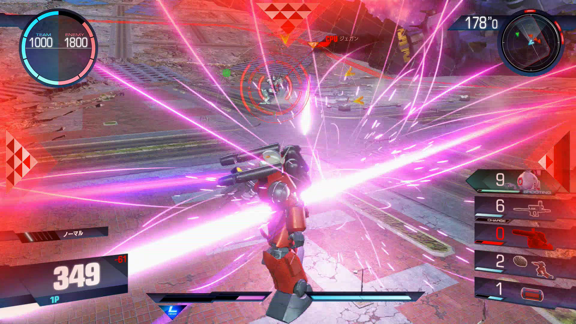 もう1つ、本作を攻略する上での重要なポイントは、本作では倒れてから起き上がる際に、かなり長めの無敵時間がある。自分が無敵状態かどうかは判断できないのだが、敵が無敵状態になっていると、敵のターゲットマークの形状が変化する。この状態の時はむやみに接近せず、距離を置いて無敵状態が解除される頃を狙って射撃で攻撃するといい